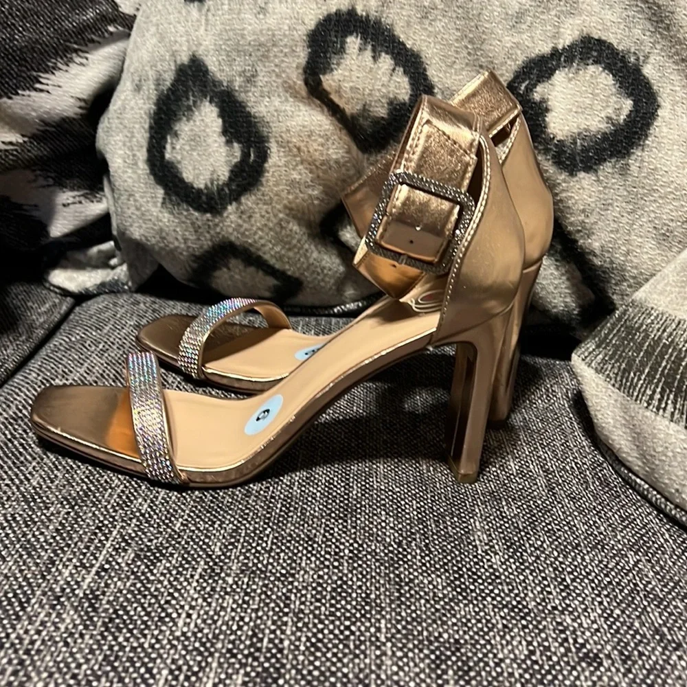 NWOT D Heart High Heels